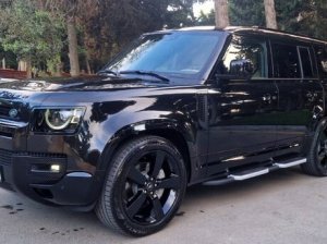 “Defender” sürücüsü motosikletçini hədələdi