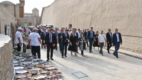 Milli Məclis sədri Sahibə Qafarova Xivədə tarixi abidələrlə tanış olub