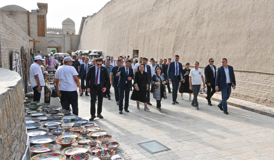 Milli Məclis sədri Sahibə Qafarova Xivədə tarixi abidələrlə tanış olub