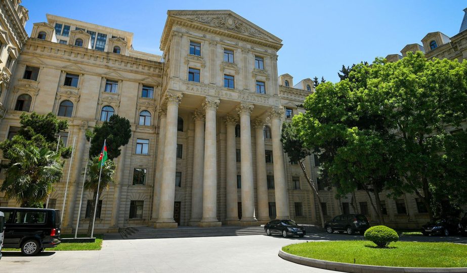 XİN Rusiyanın ittihamlarını əsassız adlandırıb, gərginlikdən çəkinməyə çağırıb