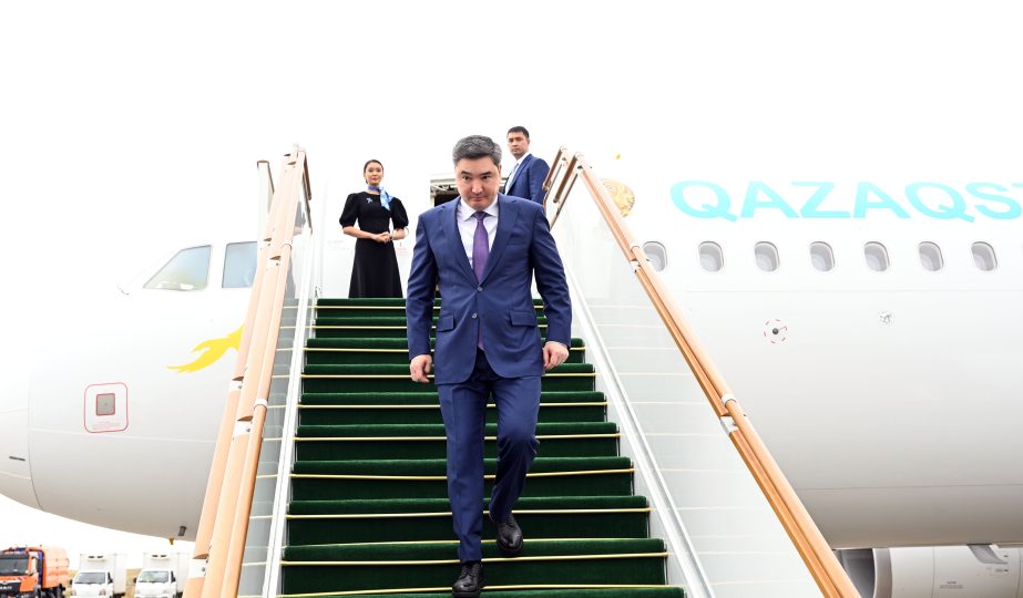 Qazaxıstanın Baş naziri Oljas Bektenov ECO Zirvə görüşü üçün Füzulidə