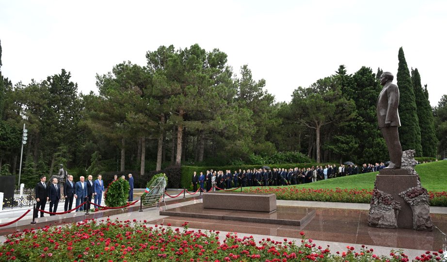XİN rəhbərliyi anım məkanlarını ziyarət etdi