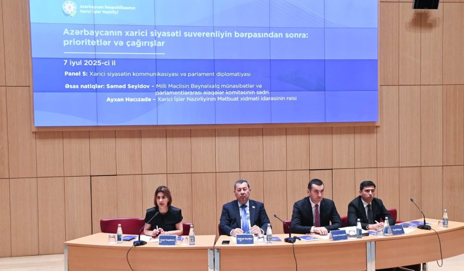 Səməd Seyidov və Ayxan Hacızadə xarici siyasət kommunikasiyası panelində