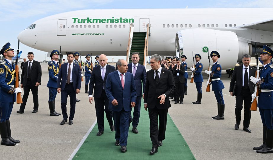 Qurbanqulu Berdiməhəmmədov Azərbaycana gəldi
