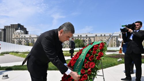 Qurbanqulu Berdiməhəmmədov Bakıda Zəfər parkını ziyarət etdi