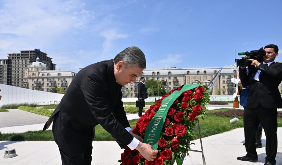 Qurbanqulu Berdiməhəmmədov Bakıda Zəfər parkını ziyarət etdi